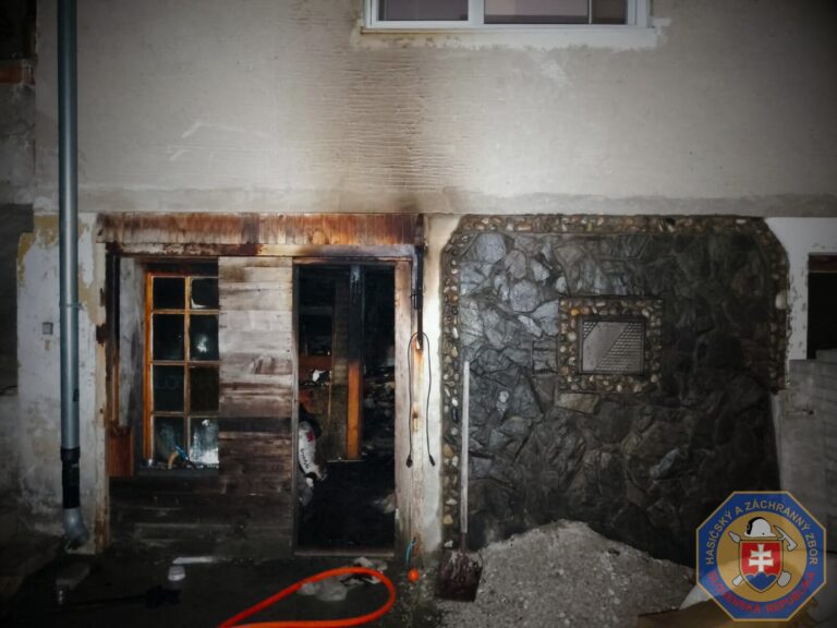 Pri nočnom požiari rodinného domu v Budmeriaciach zahynula jedna osoba