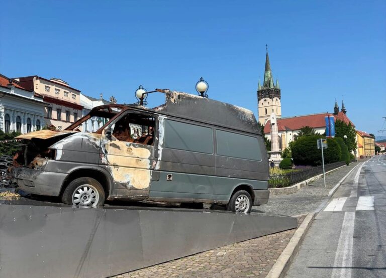 Bratislava ju už videla, teraz Oksana dojíma aj východ. Zničenú sanitku z Ukrajiny vystavili v Prešove – FOTO
