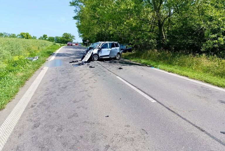 Vodič Mercedesu unikal pred políciou. Čelne narazil do auta, v ktorom zahynuli dvaja ľudia – FOTO