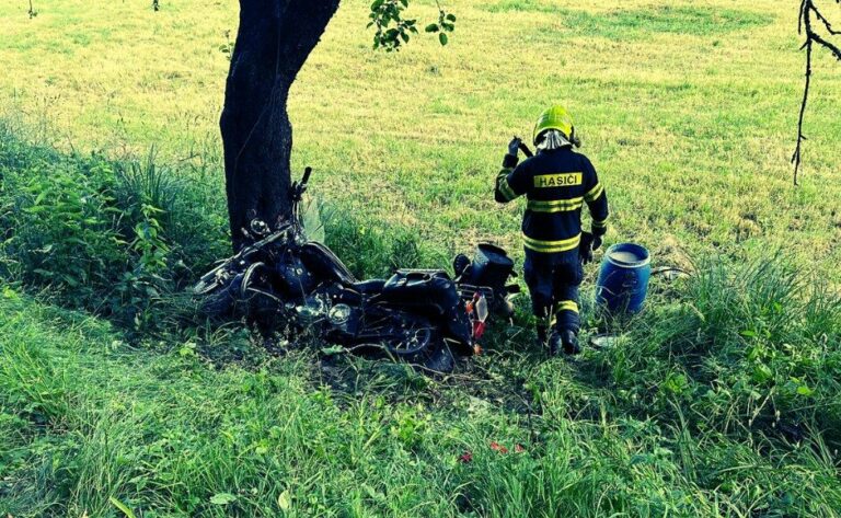 Motocyklista zišiel z cesty a narazil do stromu. Záchranári mu už nedokázali pomôcť, zomrel na mieste – FOTO