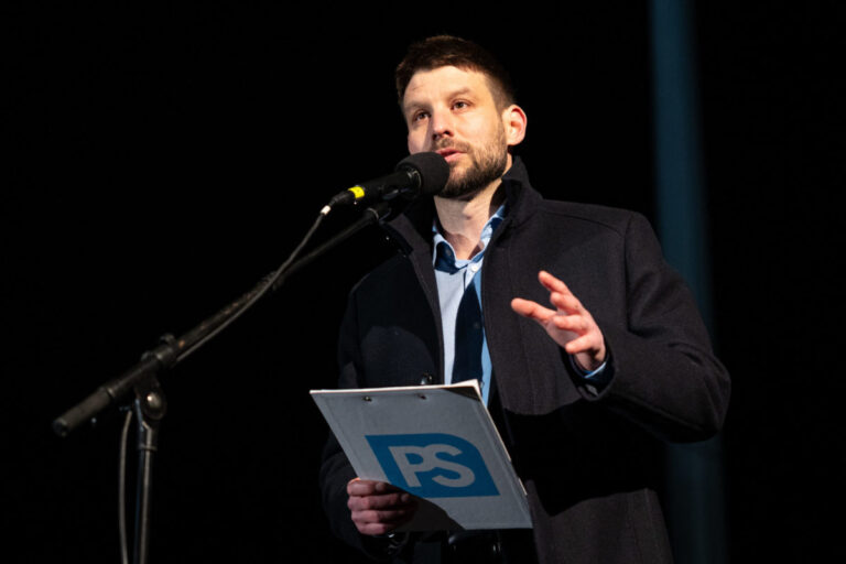 Progresívne Slovensko by vo voľbách získalo až 23 percent, o tretie miesto bojujú Hlas a Republika
