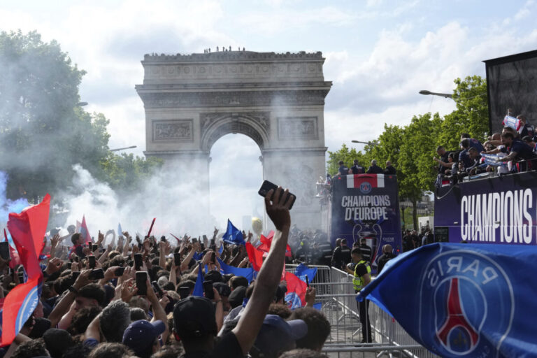 Nedeľňajšie oslavy triumfu PSG v Lige majstrov sprevádzali násilnosti a polícia zadržala desiatky osôb – VIDEO, FOTO