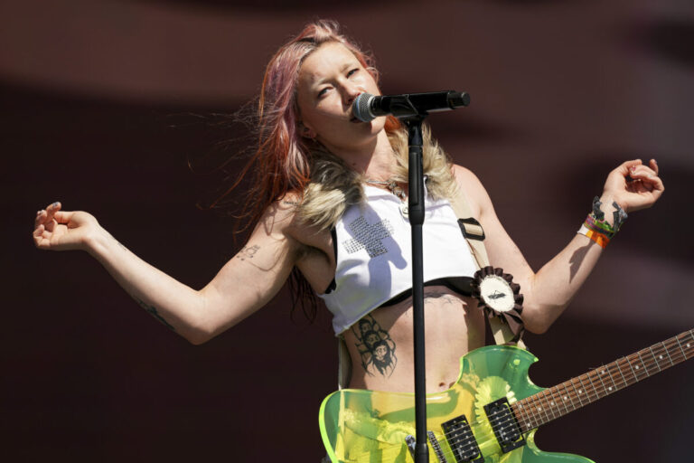 Top foto dňa (27. jún 2025): Festival Glastonbury, hinduistický festival, tréning F1, ISS a ruiny