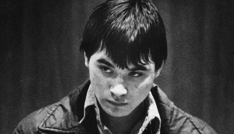 Od Stalkera po Killer: Chladiaci príbeh chlapca v stene