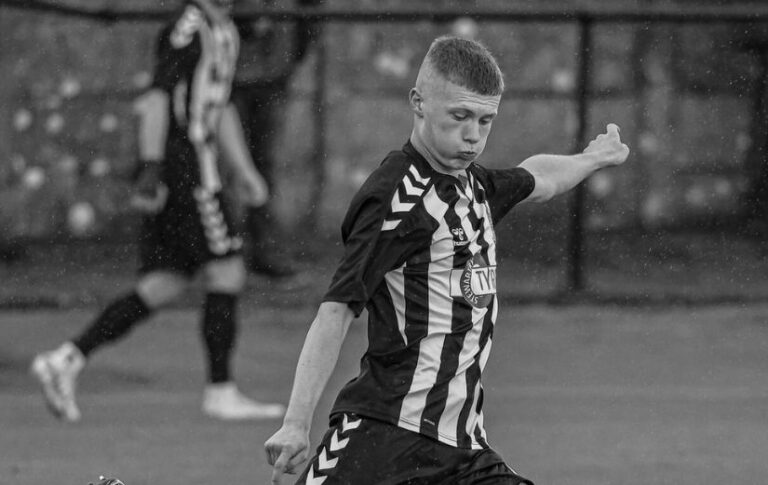 Vo veku 20 rokov zomrel mladý futbalista, prehral boj so zákernou chorobou