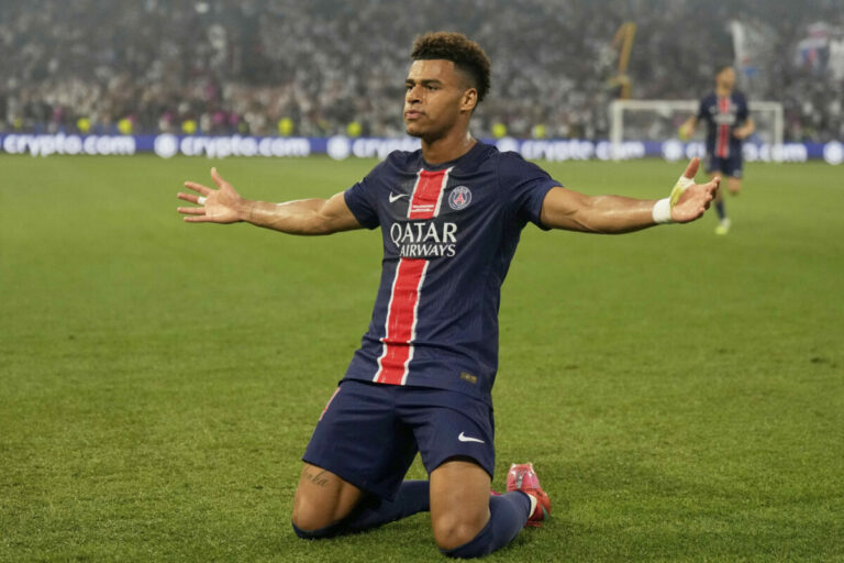 Nemá ani dvadsať, no svet mu aktuálne leží pri nohách. PSG vypustilo do sveta ďalší futbalový supertalent