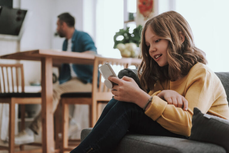 Prázdniny s mobilom? Alarmujúce riziká a riešenia pre zrak detí aj dospelých