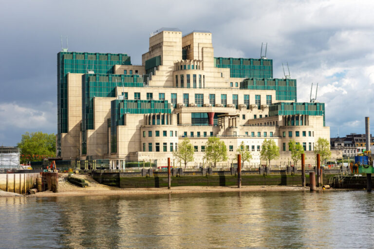 Británia má svoju prvú „M“ na čele MI6 ako vo filmoch o Jamesovi Bondovi