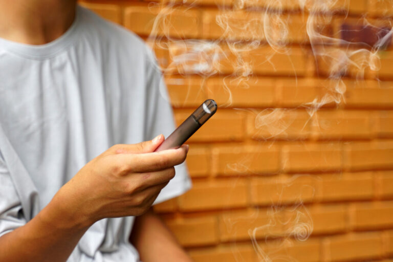 Lekári podporujú zákaz príchutí a jednorazových e-cigariet, deštrukciou pľúc trpia stále mladší pacienti