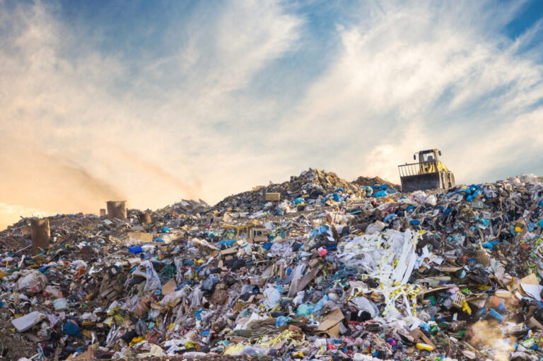 Enviropolícia navrhuje obžalobu za vytvorenie čiernej skládky v ovocnom sade v Púchove