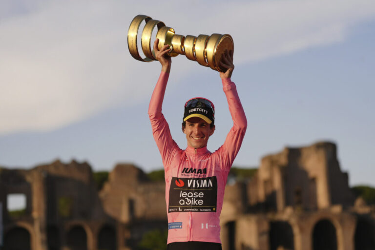 Simon Yates ovládol Giro d’Italia, v Ríme oslavoval s tímovým kolegom Kooijom – VIDEO, FOTO