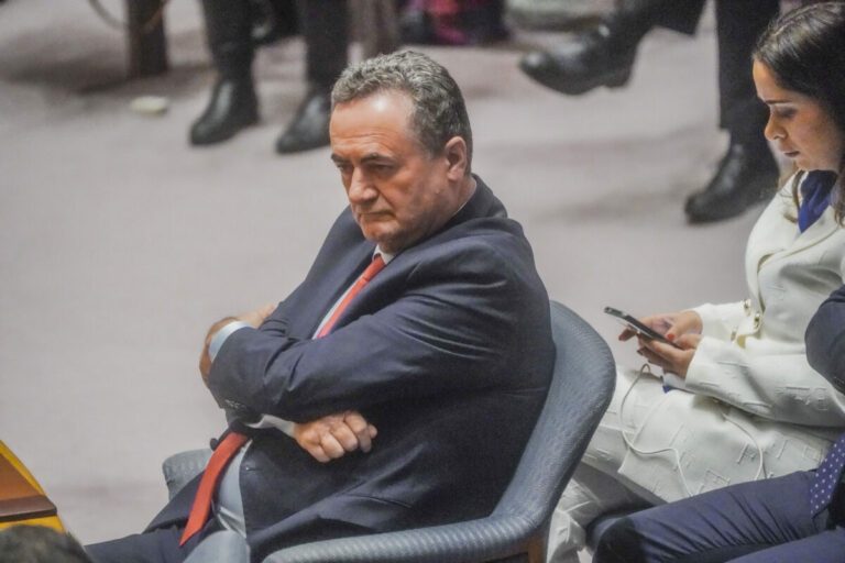 Izraelský minister obrany prikázal armáde rázne reagovať, ak Teherán poruší prímerie