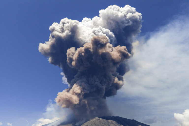 Etna vybuchla, ľudí vyzvali, aby sa oblasti vyhýbali