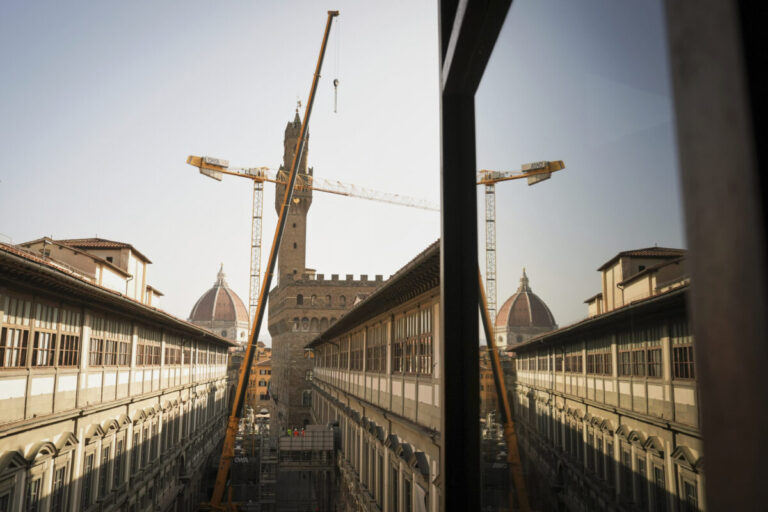 Top foto dňa (16. jún 2025): Demontáž žeriavu, raketový útok v Izraeli, Kapitol a zarastená loď