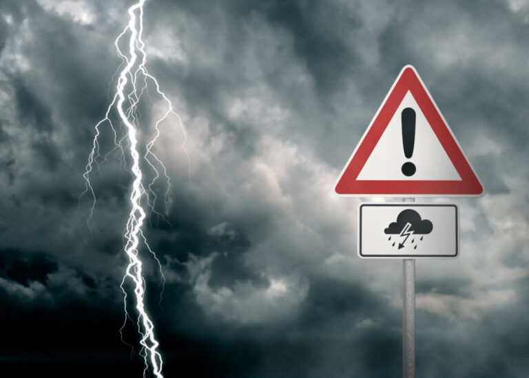 Silné búrky dnes zasiahnu Slovensku a hrozí aj bow echo. Meteorológovia hovoria o dvoch scenároch