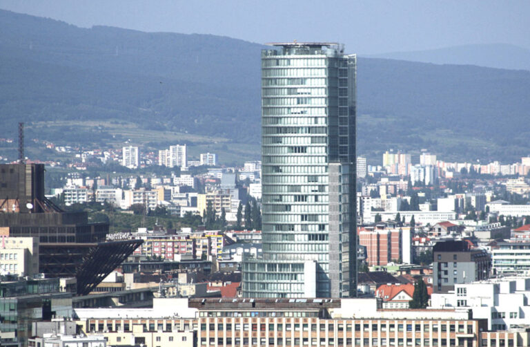 Hrozby, ktoré môžu zabrzdiť slovenskú ekonomiku. NBS varuje pred obchodnými konfliktmi aj vysokým dlhom