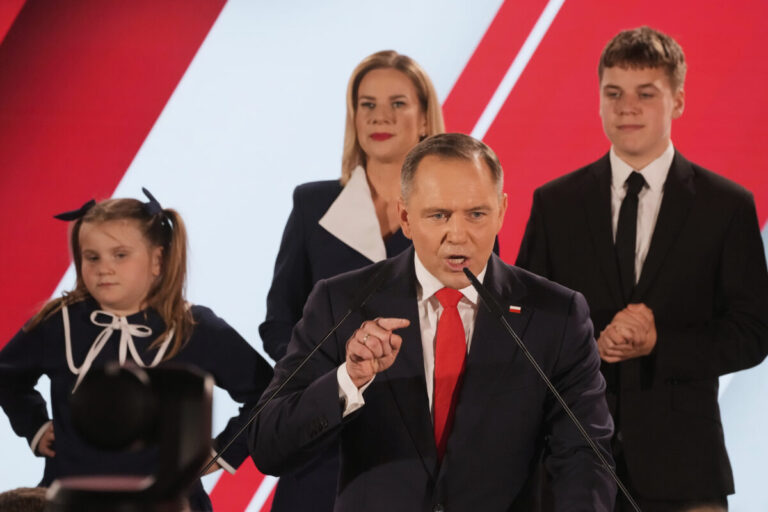 Poľské prezidentské voľby vyhral nacionalistický historik Karol Nawrocki