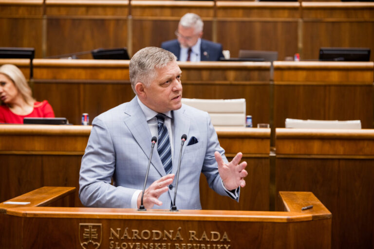 Parlamentná opozícia spustila na premiéra Fica oheň a síru, pre jeho postoje v energetike