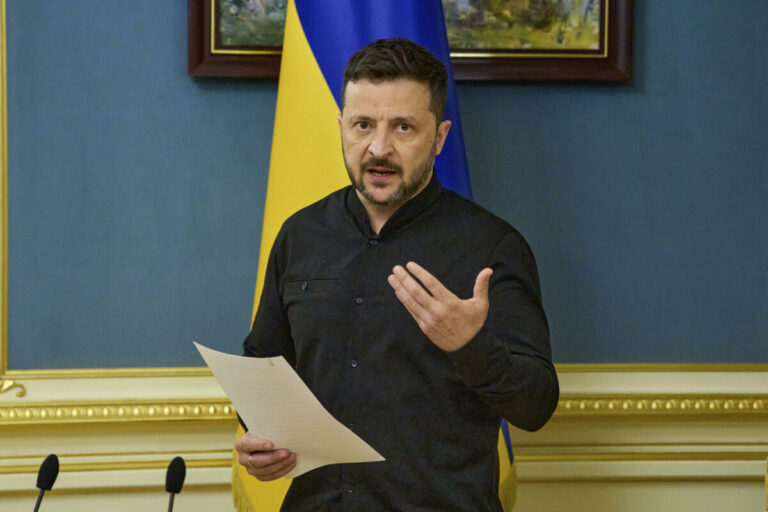 Zelenskyj: Rusko ukazuje svetu prostredník, váhavosť Západu len povzbudzuje agresiu