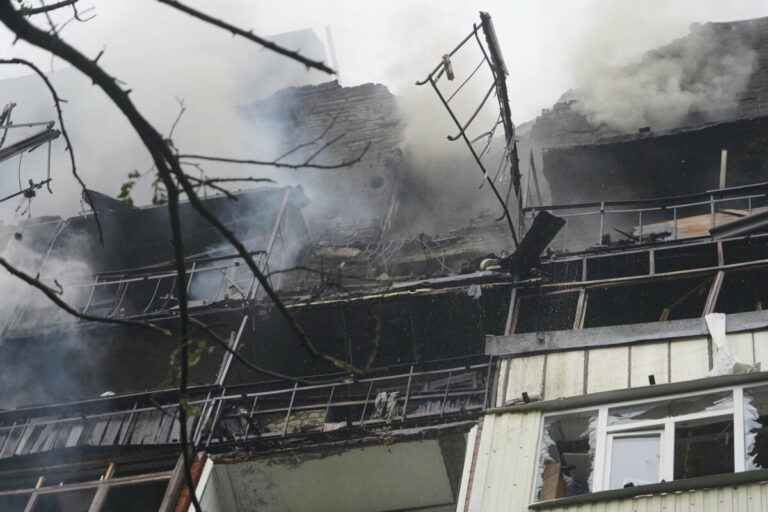 Ruské útoky na Charkov zabili dvoch civilistov a ďalších 60 ľudí zranili 