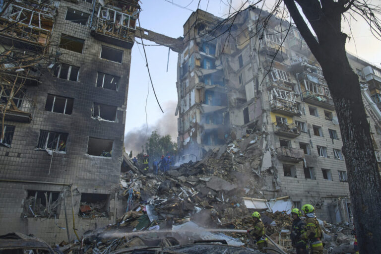 Ruské vzdušné útoky na Kyjev zabili 14 civilistov 