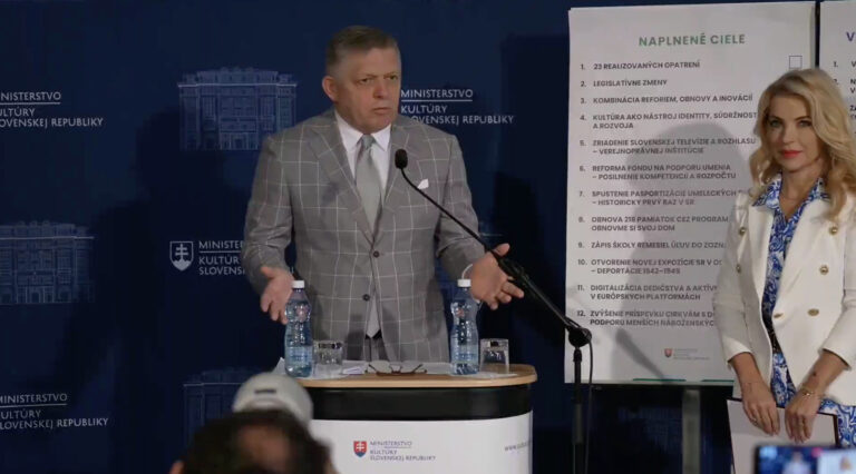 Fico navštívil Šimkovičovú. Ministerka nemá robiť to, čo si želajú povaľači v kaviarňach, vyhlásil – VIDEO