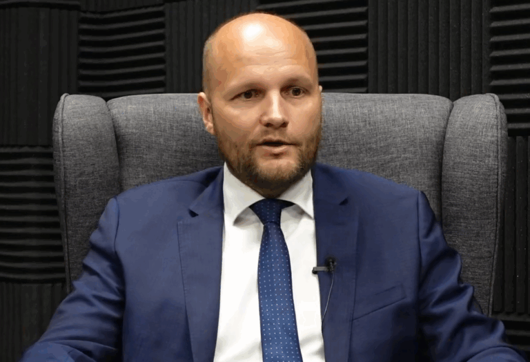 Exminister obrany Naď radikálne schudol. Je to preto, že sa bojí spravodlivosti? – VIDEO