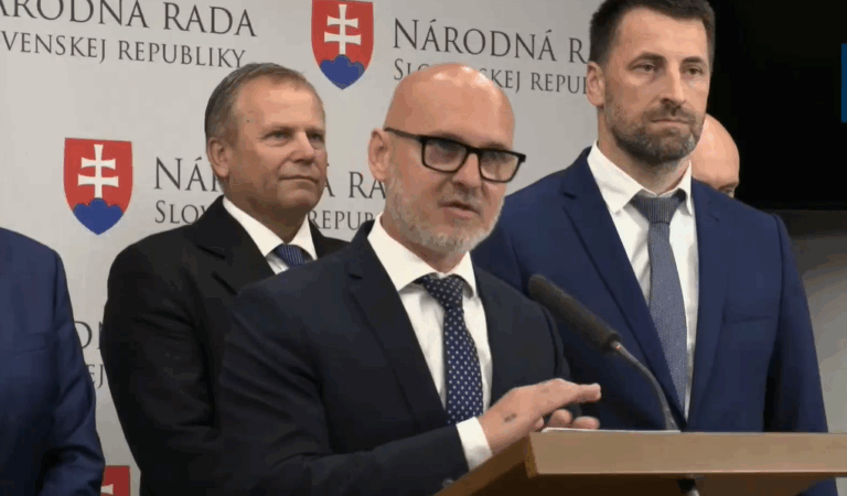 Opozícia žiada úplné zrušenie transakčnej dane, kritizuje vládu za chaos a útok na demokraciu – VIDEO