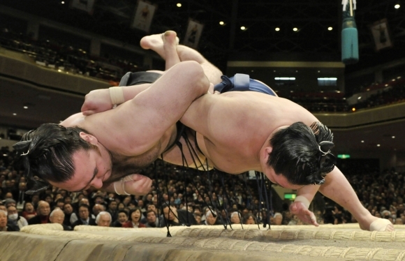 Legendárny bojovník sumo opúšťa Japonsko. Jeho školu začiernil škandál – FOTO