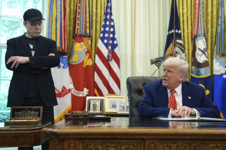 Trump hrozí Muskovi vážnymi následkami, ak podporí kampaň demokratov