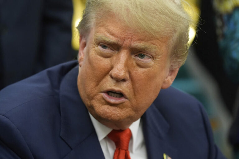 Európske a americké akciové trhy v piatok klesli, dôvodom sú nové vyhrážky Trumpa