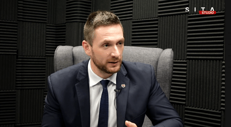 Progresívci by sa išli radšej biť do ringu ako diskutovať, kritizuje Uhrík – VIDEO