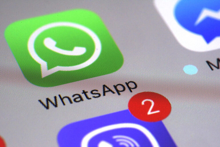 Podvody cez WhatsApp sa šíria aj cez známe kontakty, polícia apeluje na neotváranie pochybných správ