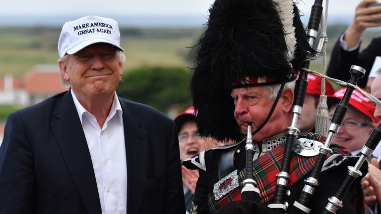 Keď Trump navštevuje Škótsko, Spojené kráľovstvo sa bude snažiť o cementovú obchodnú dohodu