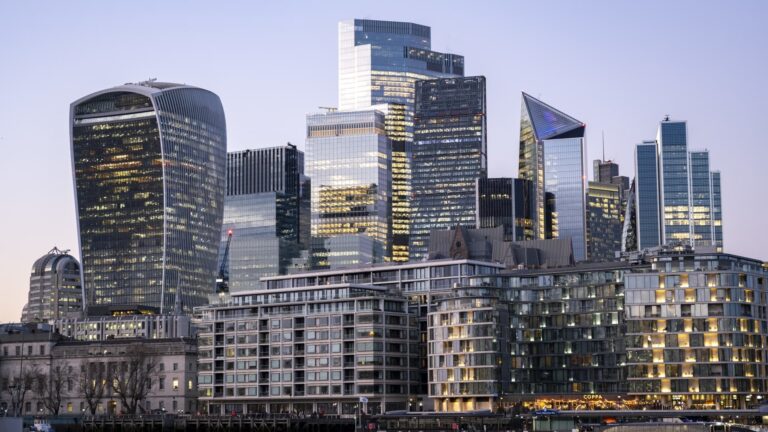 London IPO Fundraising Hits Hits 30-ročné minimum