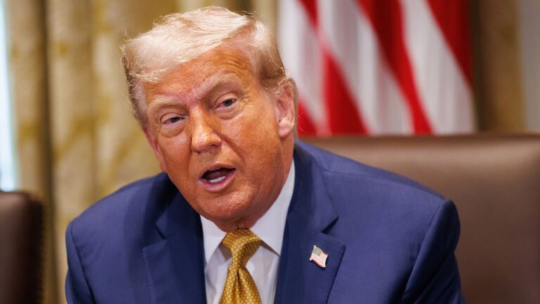 Trump ohrozuje farmaceutické tarify 200%