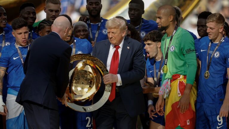 Trump hovorí, že „futbal“ by sa dalo premenovať na „futbal“