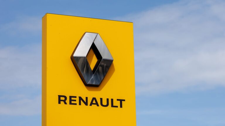 Akcie spoločnosti Renault klesajú po tom, čo francúzsky automobil znižuje vedenie 2025