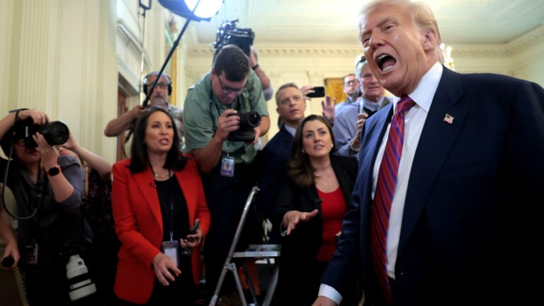 Trump Sues Murdocha nad článkom o narodeninovom liste Epstein od WSJ
