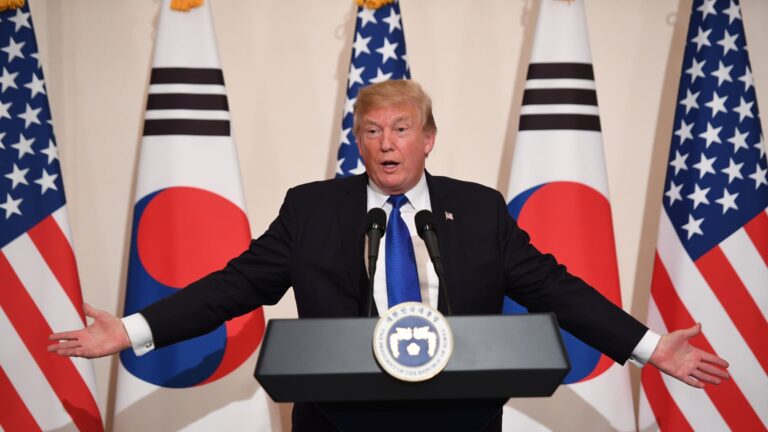 Trump oznamuje obchodnú dohodu s Južnou Kóreou a stanovuje tarify na 15%