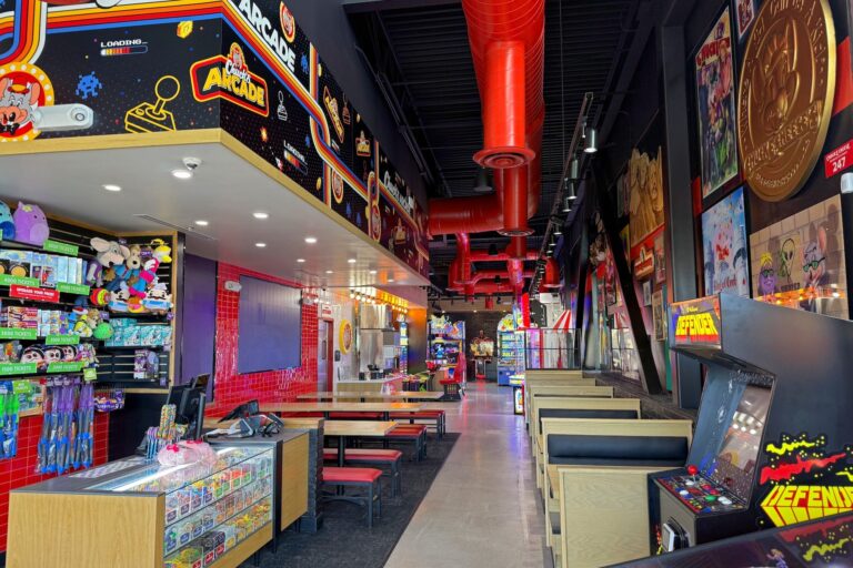 Chuck E. Syr otvára arkádový koncept pre dospelých