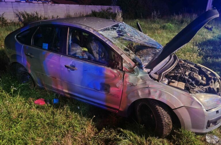 Tragická nehoda v Chorvátskom Grobe. Auto zišlo z cesty a prevrátilo sa, vodič nehodu neprežil
