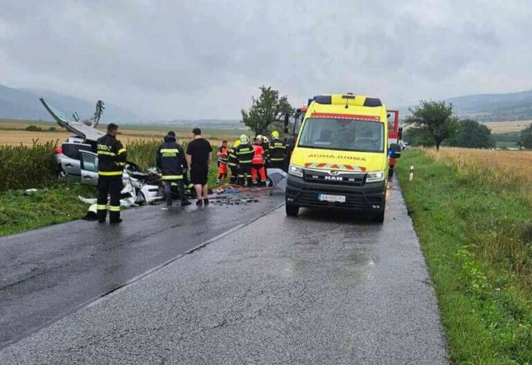 Čelná zrážka dvoch áut si vyžiadala jednu obeť, nehodu neprežila 52-ročná žena