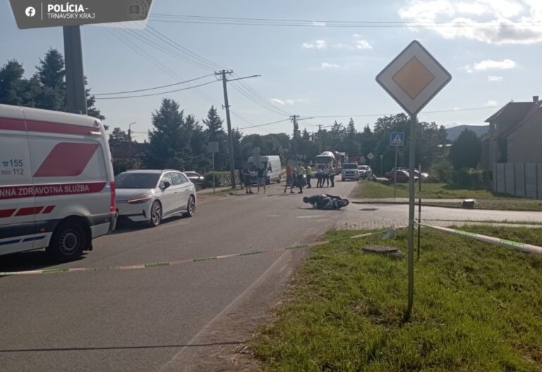 Zrážku s autom v Boleráze neprežil 50 ročný motorkár – FOTO