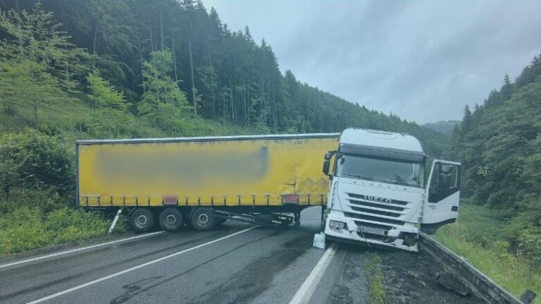 Horský priechod Donovaly je pre skrížený kamión uzavretý, obchádzka vedie cez Čertovicu