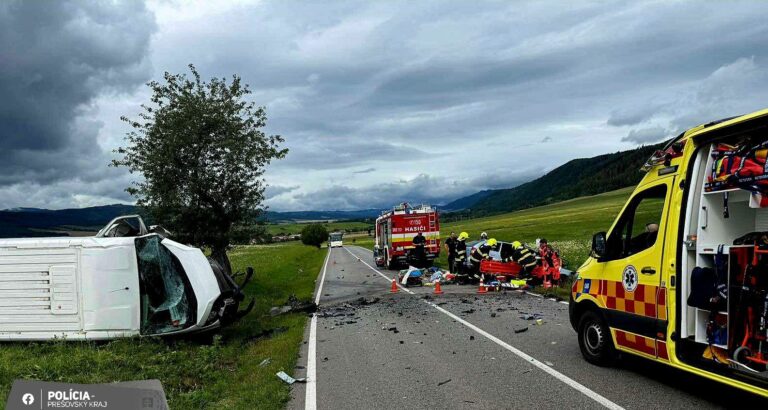 Vážna dopravná nehoda úplne uzavrela cestu medzi Hôrkou a Spišským Štiavnikom. Dvaja ľudia sú ťažko zranení – FOTO