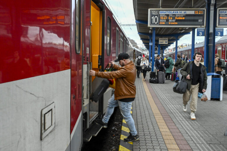 ZSSK čoskoro zjednoduší cestovanie pre seniorov a študentov, nulové lístky už nebudú potrebné