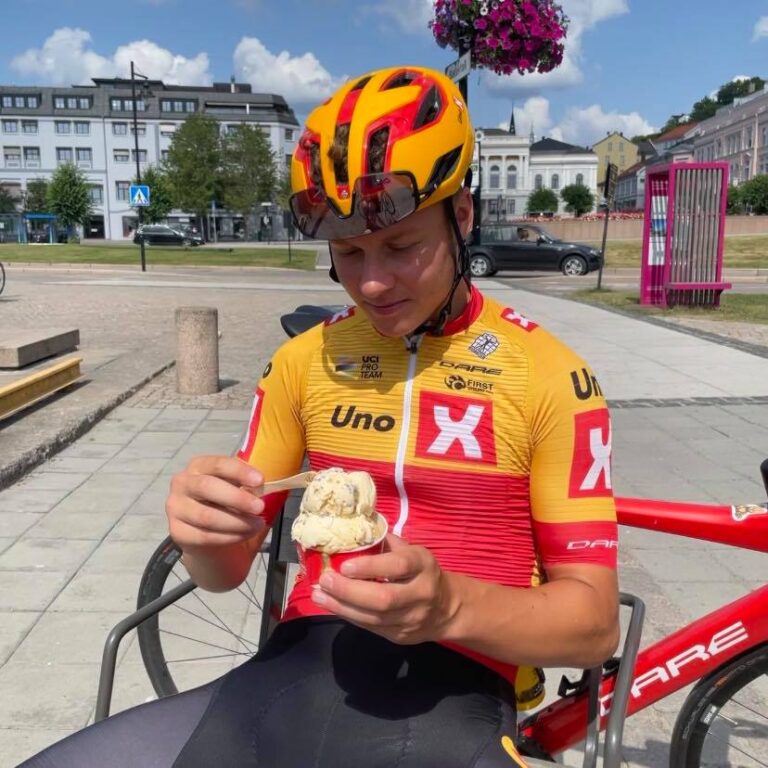 Na Tour de France so zlomenou kľúčnou kosťou? On je nadčlovek, vraví lekár o Nórovi – VIDEO
