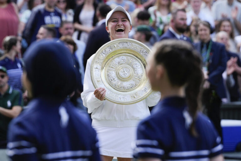 Krejčíková sa s Wimbledonom lúči už v treťom kole, zranenia a Navarrová ukončili jej púť za obhajobou titulu