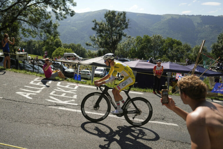 Pogačar navýšil náskok na Tour de France dominantným víťazstvom v časovke, súperov prekvapil klasickým bicyklom